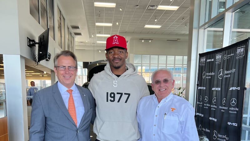TN star QB Hendon Hooker signs NIL deal with Mercedes-Benz of Knoxville