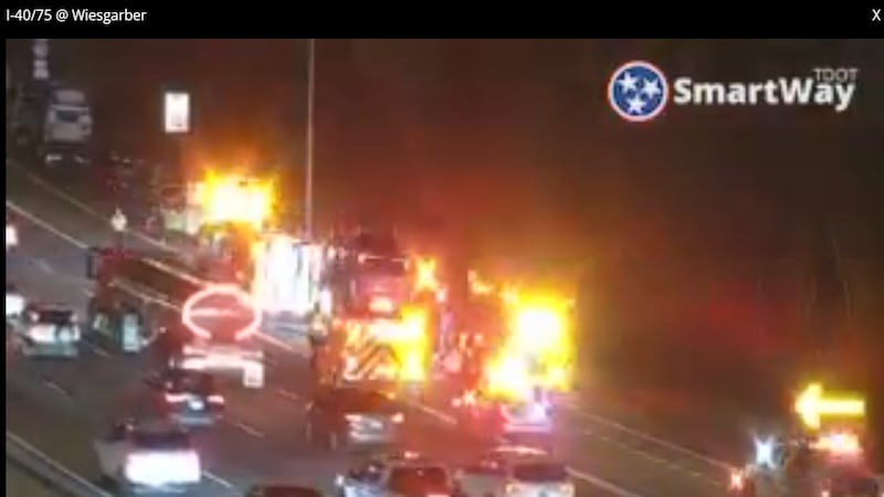 Multi-vehicle crash blocks 2 right lanes on I-40 West in Knox County