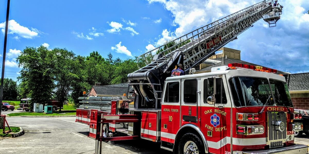 Oak Ridge Firefighters Oak Ridge fire crews respond to house fire