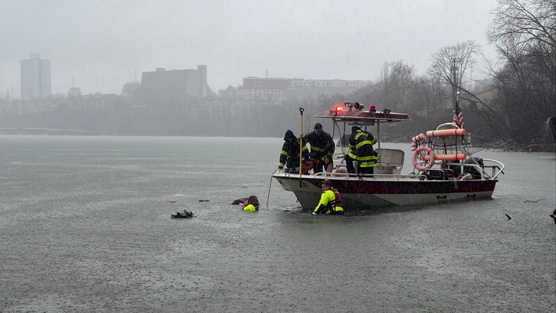 Man dies after crashing into Tennessee River