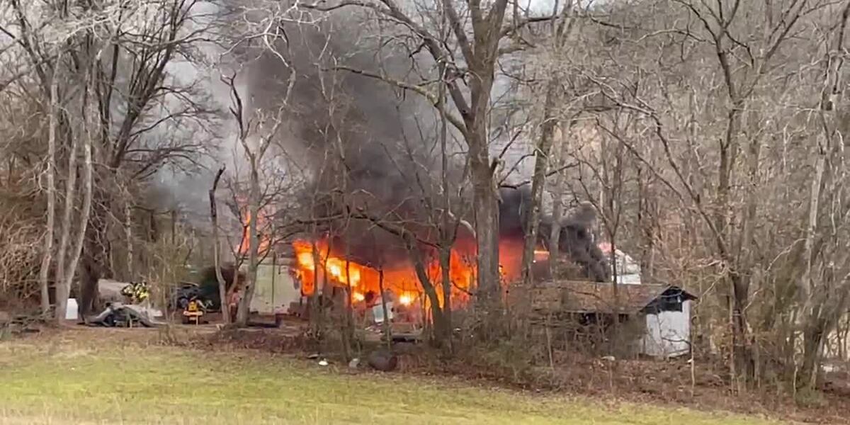 Crews respond to Roane County fire