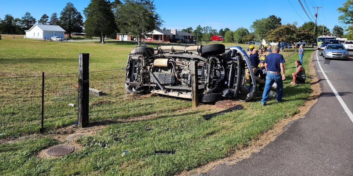 Driver partially ejected from car after Knoxville crash(02)
